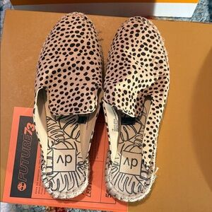 DV by Dolce Vita Women's Spotted Tan and Black Mules